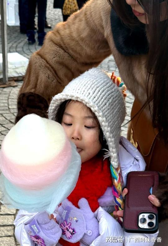 开元棋牌下载朱珠搂着老公过圣诞！4岁女儿挺小圆肚戴皇冠岳父母